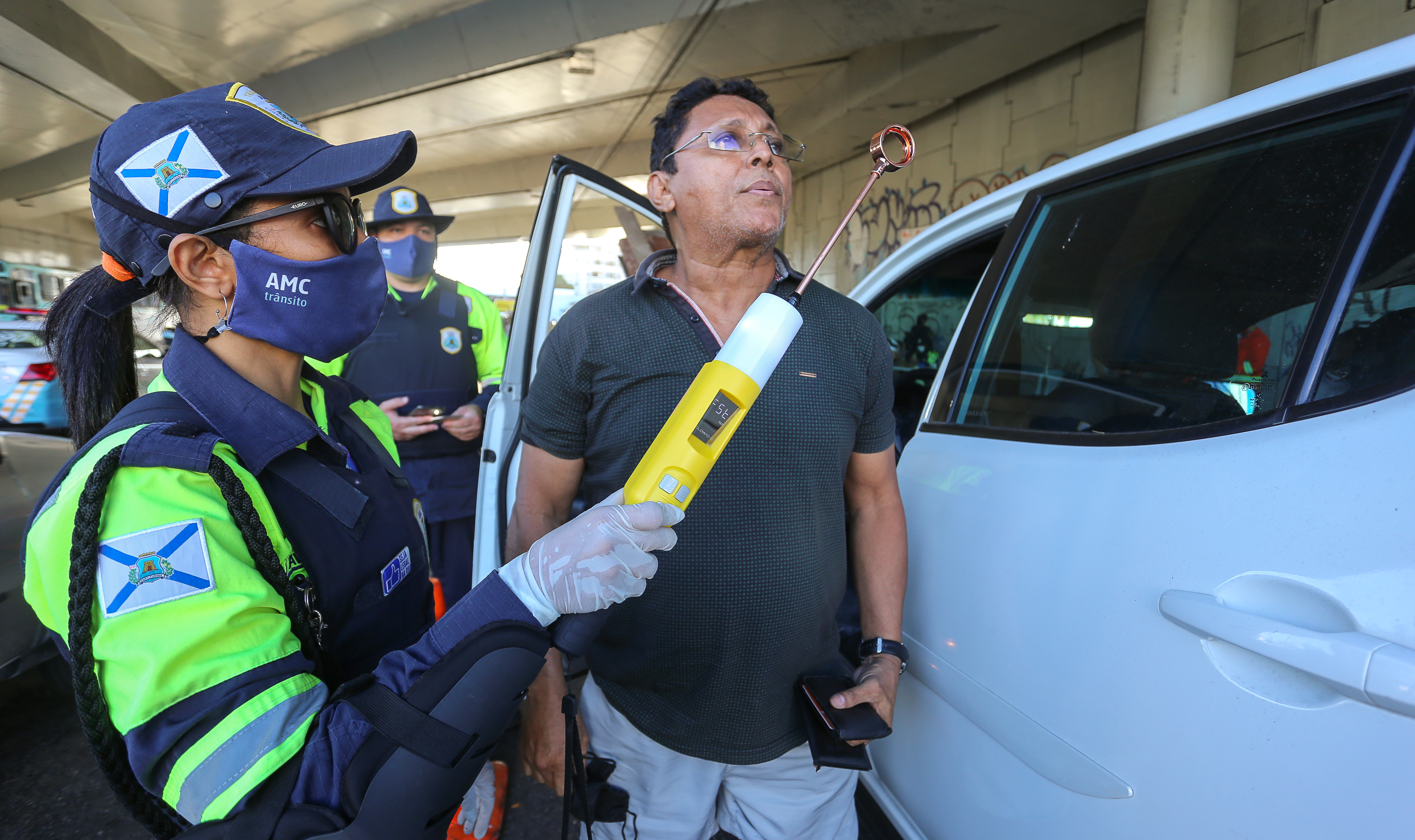 pessoa soprando o etilometro que é uma haste com uma ponta redonda